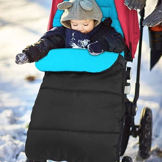 Bebe au chaud dans une chanceliere d’hiver pour poussette.