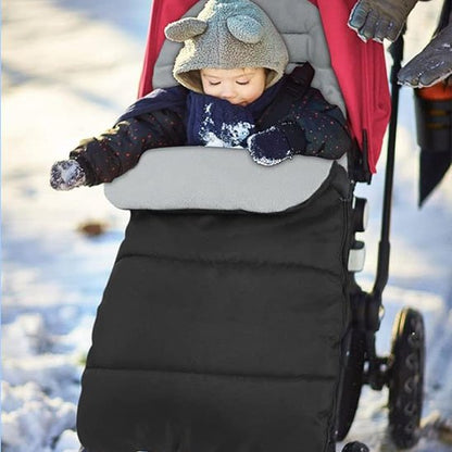 Bebe bien au chaud dans une chanceliere noire pour poussette.