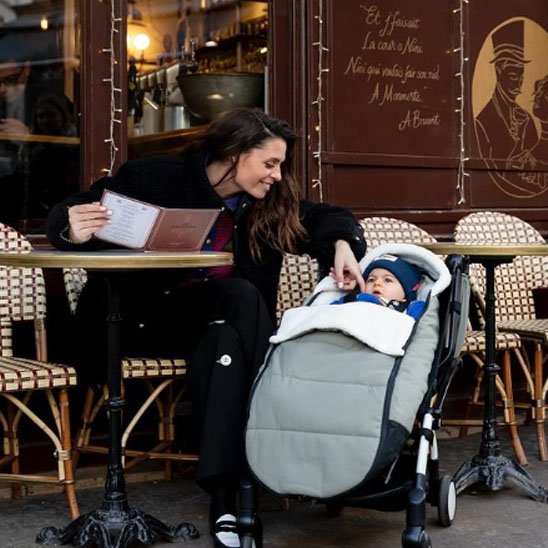 Chancelière confortable grise pour bébé en promenade.