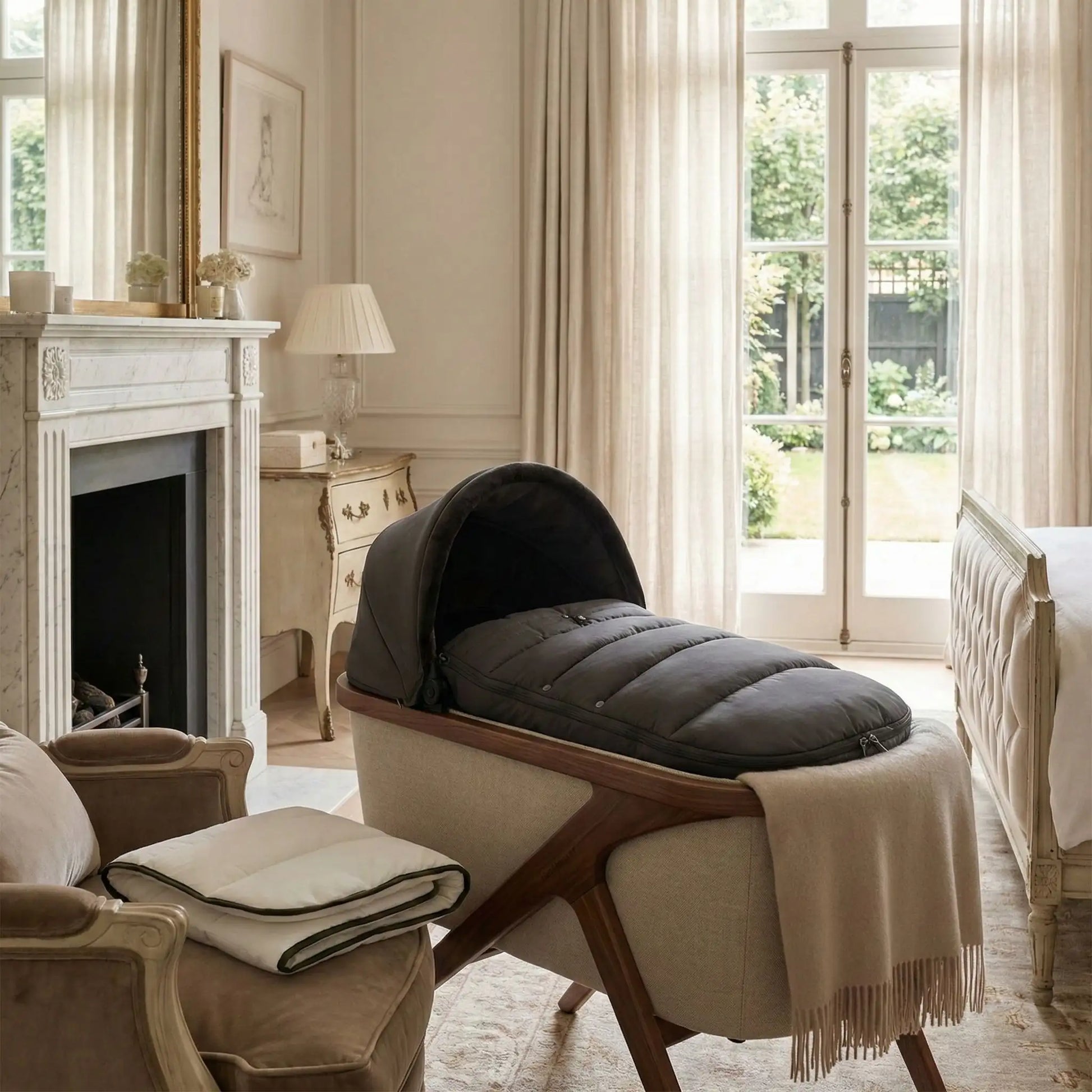 Chancelière pour poussette marron foncé avec doublure beige clair cocooning. Idéale pour les saisons froides, elle enveloppe bébé de chaleur tout en apportant une touche élégante et naturelle.