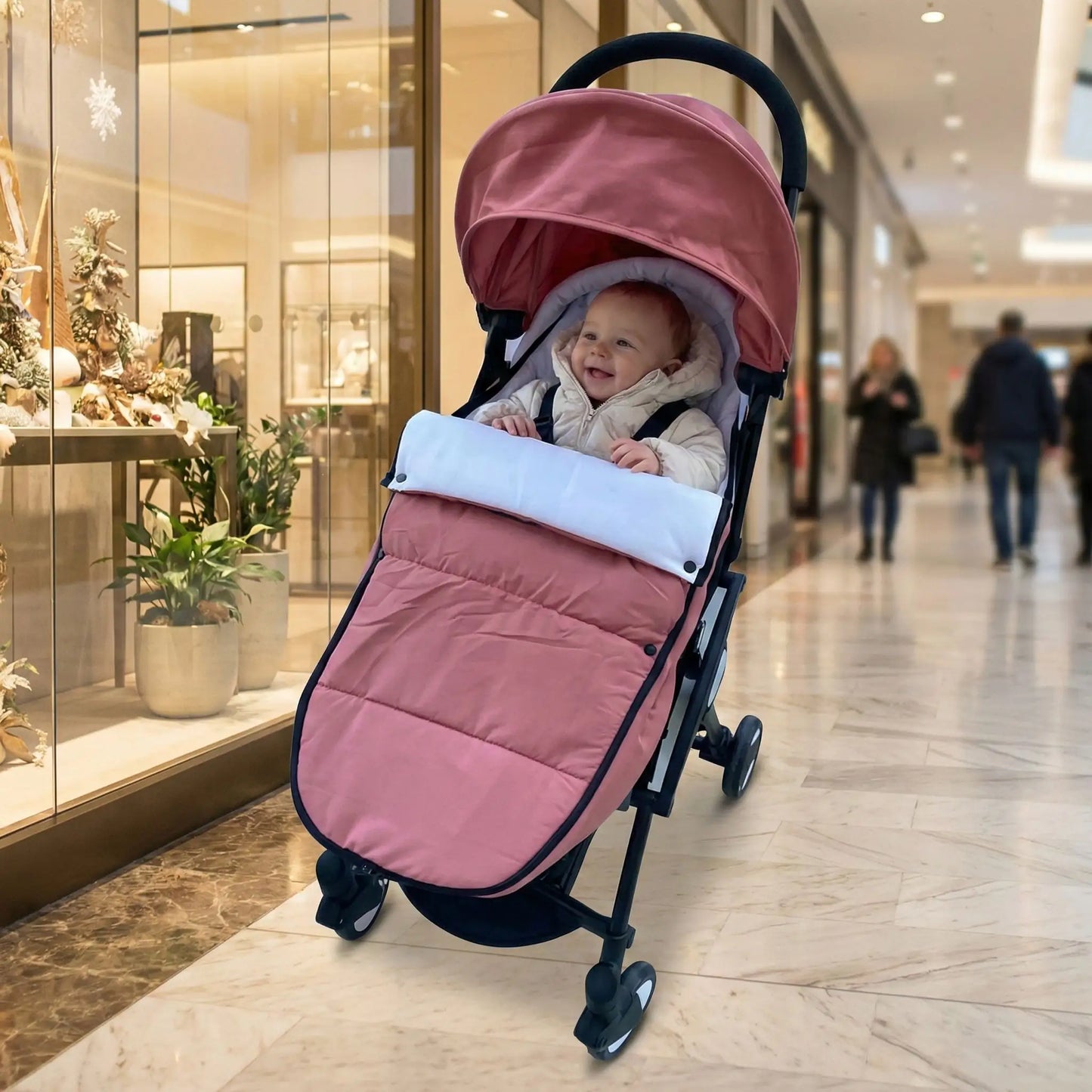 Chancelière pour poussette rose poudré avec doublure claire et douce, idéale pour protéger bébé du froid lors des sorties en ville. Confort thermique, matière respirante et style moderne pour une utilisation quotidienne.