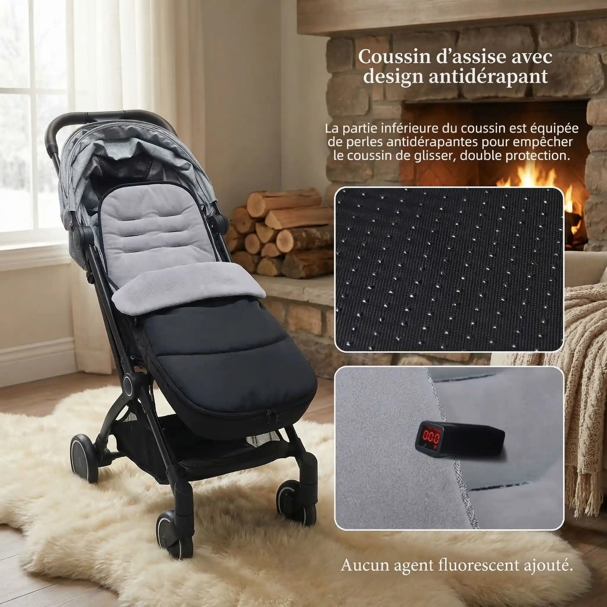 Chancelière universelle noire et doublure grise, sac de couchage bébé hiver avec coussin antidérapant, montrée dans un salon avec cheminée en pierre et tapis beige.