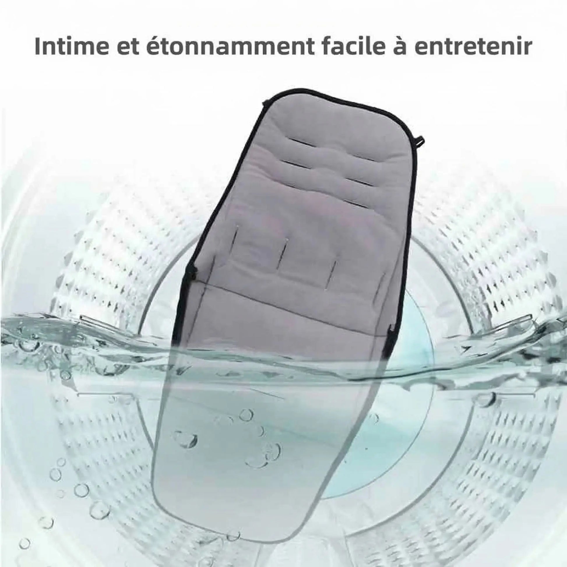 Coussin de chancelle universelle pour poussette gris clair immergé dans l’eau, illustrant un accessoire intime, résistant et facile à nettoyer, conçu pour un entretien simple et hygiénique.
