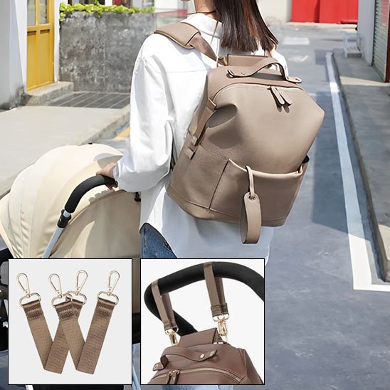 Femme poussant une poussette avec un sac à langer beige porté en sac à dos.