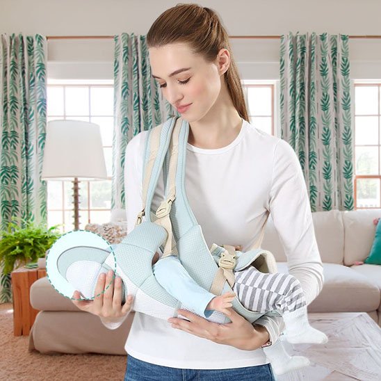 

Parent avec bebe dans porte bebe vert menthe, position couchée.
