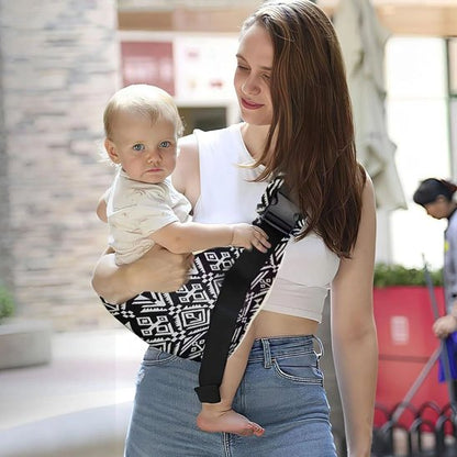 Porte bebe bandoulière noir et blanc avec bébé blond, extérieur