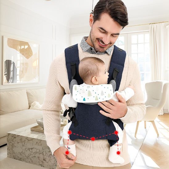 Porte-bebe bleu avec protège-bavouillages, face au parent.