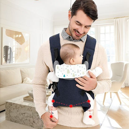 Porte-bebe bleu avec protège-bavouillages, face au parent.