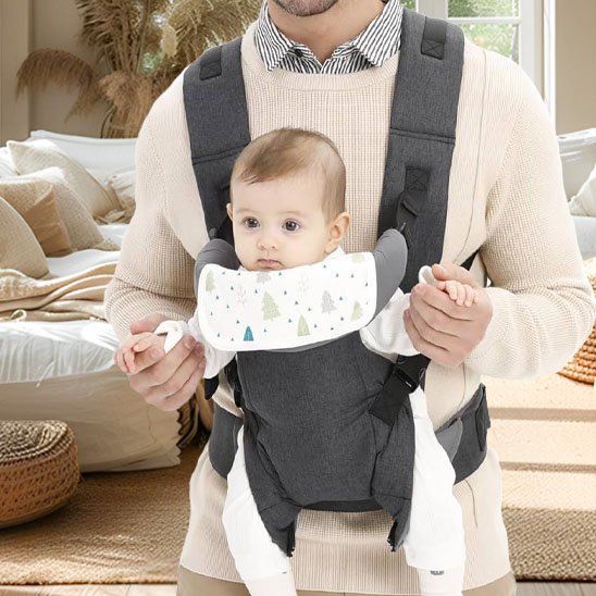 Porte-bebe ergonomique avec protège-bavouillages, position face au monde.