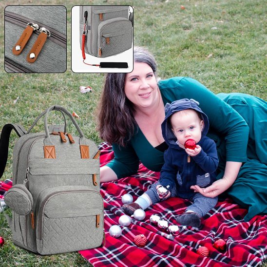 Sac à langer gris avec accessoires, utilisé lors d’un pique-nique mère-enfant.