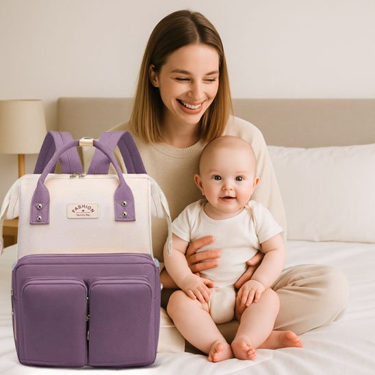 Sac à dos à langer violet et beige avec accessoires pour bebe.