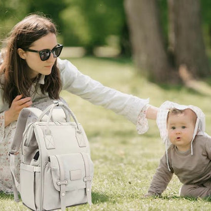 Sac a langer gris clair porte par maman en extérieur