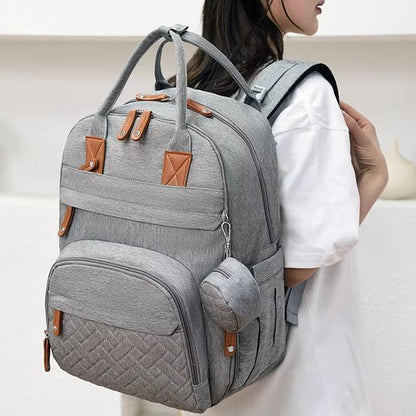 femme porte un sac à dos gris.