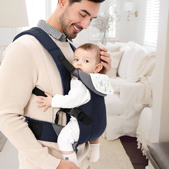 porte-bebe physiologique bleu avec protege bavouillages.