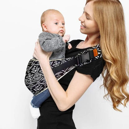 porte bebe en bandouilère a motifs noirs et blancs