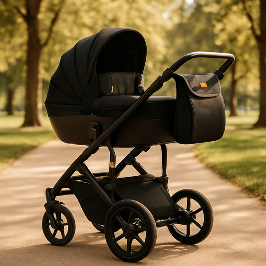 Poussette pour les bébés noire de luxe avec nacelle, sur une allée de parc ensoleillée.