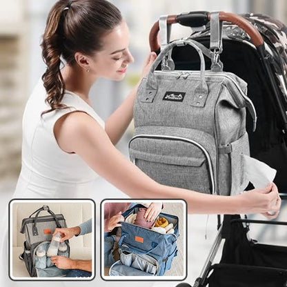 Maman utilisant un Sac à langer gris accroché à une poussette.